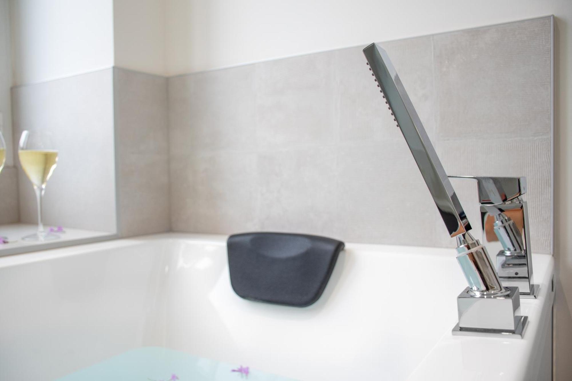 L'Appartement Des Ducs Avec Baignoire Double Nantes Extérieur photo